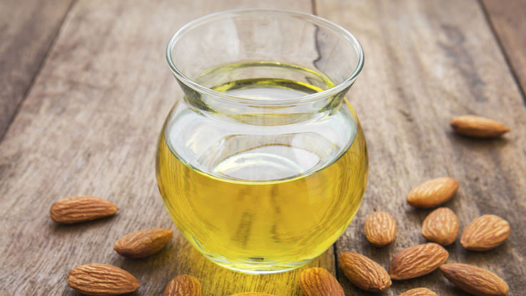 ما هو الأفضل للعناية بجمالك : زيت الزيتون أو زيت اللوز؟