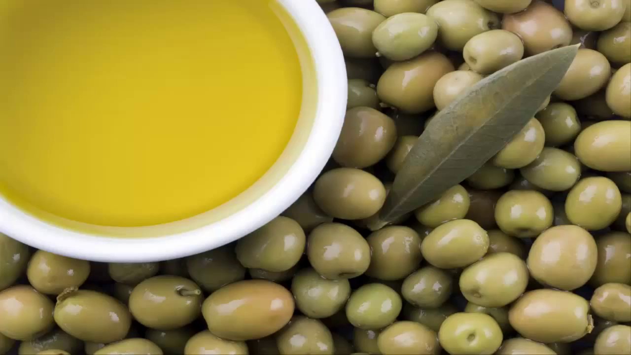 6 فوائد لن تصدقيها لما يفعله زيت الزيتون بشعرك
