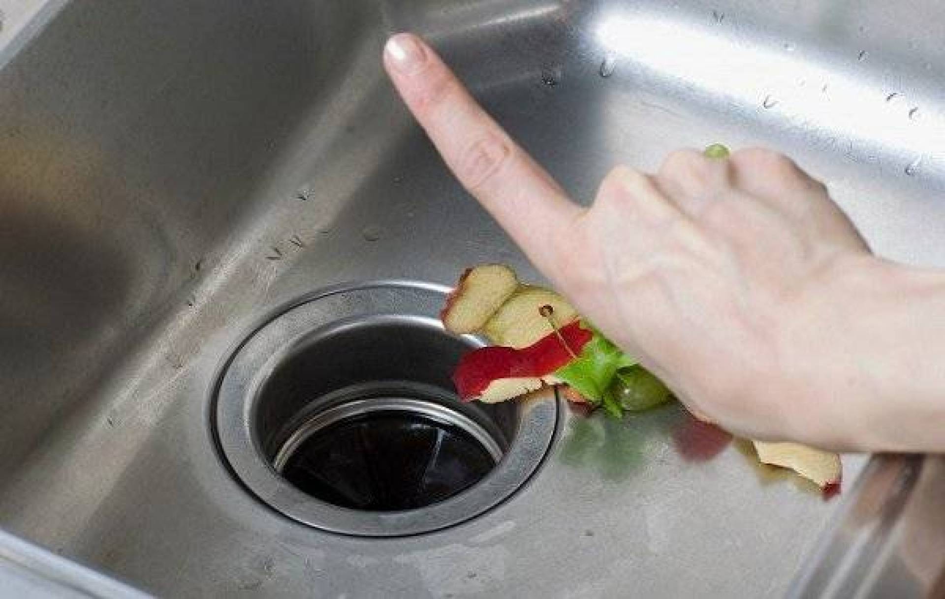 المأكولات في بالوعة المنزل
