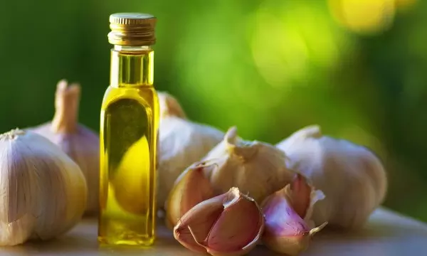 علاج زيت الزيتون والثوم للتخلص من الدوالي