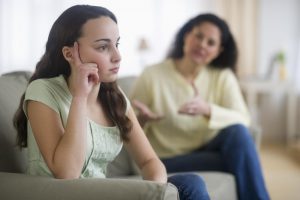 كيفية تعامل الأم مع ابنتها في فترة المراهقة