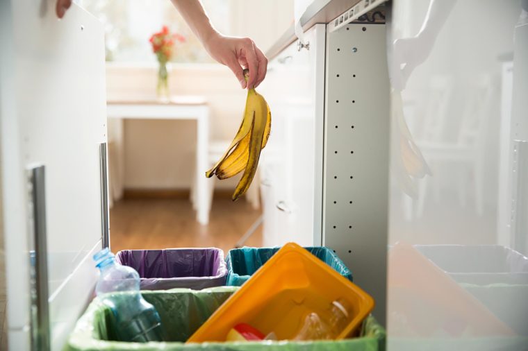 هكذا تتخلصين من رائحة صندوق القمامة الكريهة
