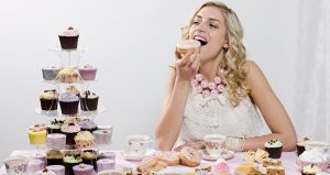 أطعمة ومشروبات لا تتناوليها بعد 8 مساء