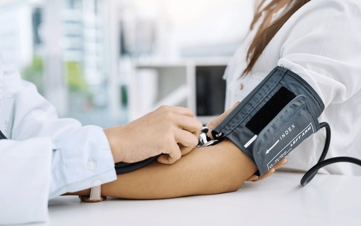 السبيرولينا وارتفاع ضغط الدم: اكتشف كيف يمكن لهذه الطحلبية الدقيقة تنظيم الضغط طبيعياً